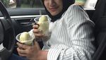Pose Keren Fatin Shidqia saat Nongkrong di Kafe
