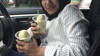 Salah satu makanan yang paling disukai Fatin adalah es krim. Ada banyak foto es krim di Instagramnya, termasuk saat menikmatinya. Foto: Instagram @fatin30
