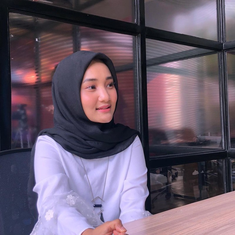 Pose Gemas Fatin Shidqia saat Nongkrong di Kafe