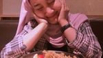 Pose Keren Fatin Shidqia saat Nongkrong di Kafe