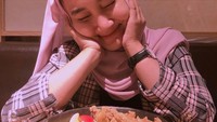 Nah, kalau yang satu ini adalah momen Fatin saat menikmati chicken karaage di sebuah restoran. Sebelum melahap habis, Fatin pun menyempatkan untuk berfoto. Foto: Instagram @fatin30