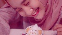 Lucunya pose Fatin Shidqia dengan secangkir latte yang foamnya dibentuk bergambar kucing. Sepertinya Fatin Shidqia tak tega untuk meminumnya. Foto: Instagram @fatin30