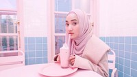 Ini salah satu pose Fatin Shidqia saat menikmati minuman kesukaannya di sebuah kafe yang berdominasi warna biru dan putih. Foto: Instagram @fatin30
