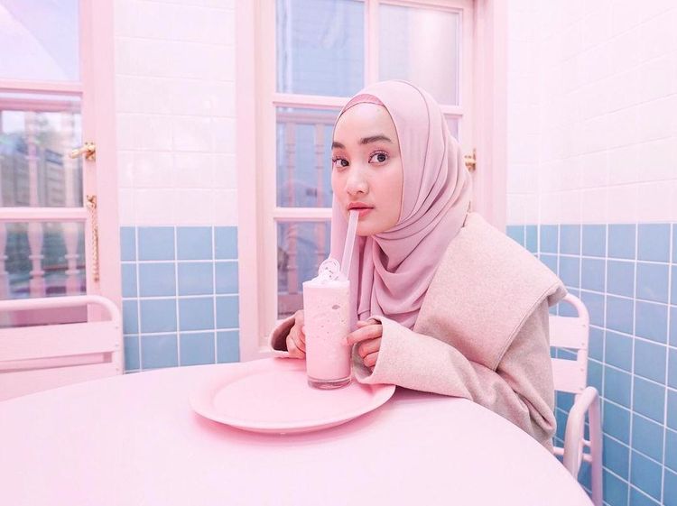 Pose Keren Fatin Shidqia saat Nongkrong di Kafe