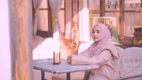 Selain itu, ia juga sering kulineran seru dengan mengunjungi restoran atau kafe yang kekinian. Seperti pada momen ini di mana Fatin sedang menunggu pesanannya datang. Foto: Instagram @fatin30