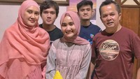 Dalam rangka hari ulang tahun Fatin, keluarganya memberikan kejutan berupa tumpeng dengan aneka lauk. Mulai dari tempe, mie, telur dan ayam. Foto: Instagram @fatin30