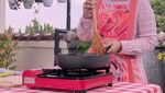 Pose Keren Fatin Shidqia saat Nongkrong di Kafe