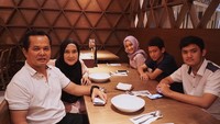Fatin Shidqia juga tak lupa mengajak keluarga kecilnya untuk kulineran di restoran. Fatin juga selalu mengabadikan kebersamaannya saat di restoran. Foto: Instagram @fatin30
