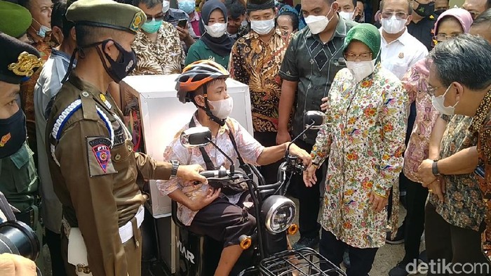 Gading, remaja difabel penjaja minuman keliling Alun-alun Kabupaten Pekalongan mendapatkan motor listrik dari Mensos Tri Rismaharini, Minggu (16/5/2021).