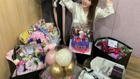 Dara juga terlihat seringkali mendapatkan banyak coklat dan kue dari para penggemarnya. Foto: Instagram/daraxxi