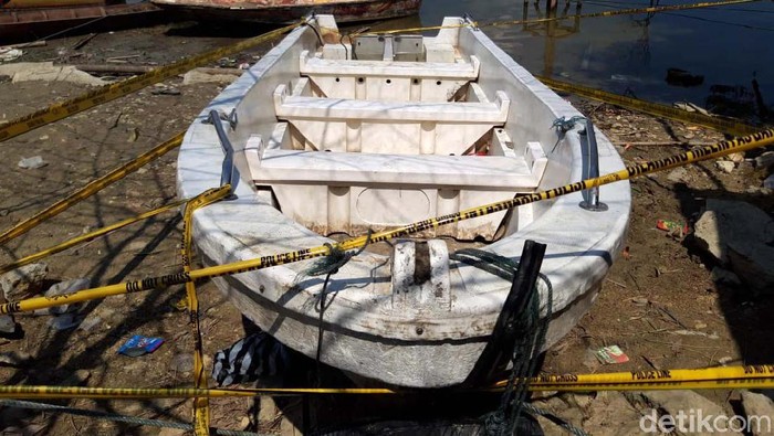 Perahu wisata pengangkut 20 orang yang terbalik di Waduk Kedungombo (WKO) Boyolali saat ini ditambatkan di pinggir waduk. Perahu itu dipasangi garis polisi.