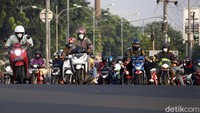 Pemudik motor terpantau mulai melintasi di Jalan Kalimalang Raya, Cibitung, Kabupaten Bekasi, Minggu (16/05/2021). 