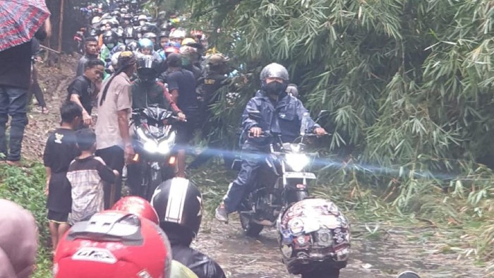 Jalur Cianjur-Cempaka tertimbun longsor dan pohon tumbang