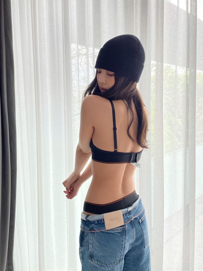 Wanita bernama lengkap Jennie Kim ini juga rutin mengonsumsi salad alpukat setiap hari dan segelas jus detoks. Sementara olahraga rutin andalannya adalah yoga dan pilates. Foto: Instagram/@jennierubyjane