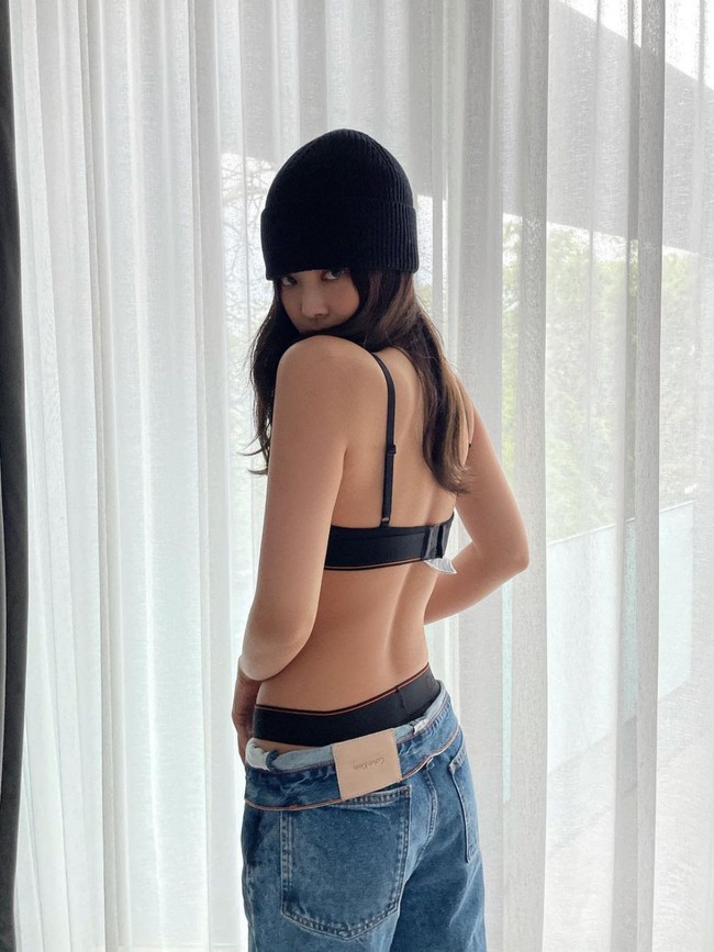 3. Beberapa hari sebelumnya Jennie BLACKPINK juga mengunggah foto seksi yang bikin netizen terperangah. Jadi model Calvin Klein, ia mengenakan bralette dan underwear dipadu jeans, yang juga mengekspos perut ramping. Foto: Instagram/@jennierubyjane
