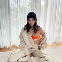 4. Dalam sejumlah seri foto, wanita 25 tahun ini memadukan setelan jaket dan bralette warna oranye. Foto: Instagram/@jennierubyjane