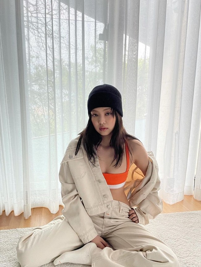 4. Dalam sejumlah seri foto, wanita 25 tahun ini memadukan setelan jaket dan bralette warna oranye. Foto: Instagram/@jennierubyjane