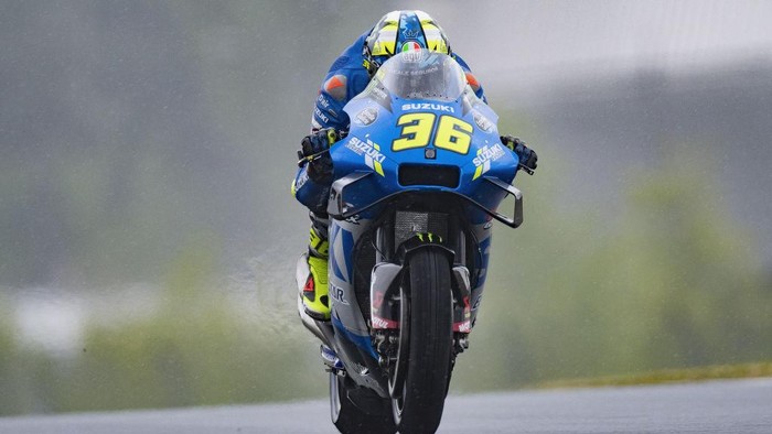 LE MANS, FRANCE - MAY 15: Joan Mir of Spain and Team Suzuki ECSTAR  heads down a straight during the MotoGP of France - Qualifying at Le Mans on May 15, 2021 in Le Mans, France. (Photo by Mirco Lazzari gp/Getty Images)
