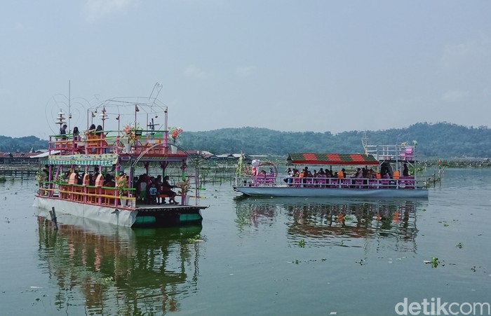 Kapal di Rowo Jombor Klaten