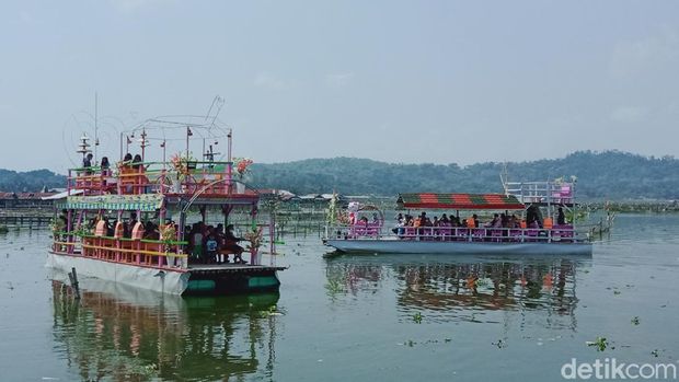 Kapal di Rowo Jombor Klaten