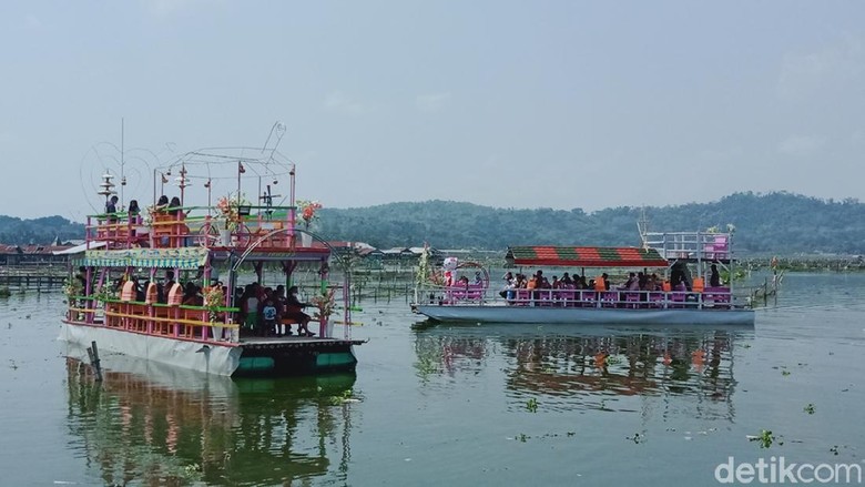 Kapal di Rowo Jombor Klaten Kapal di Rowo Jombor Klaten