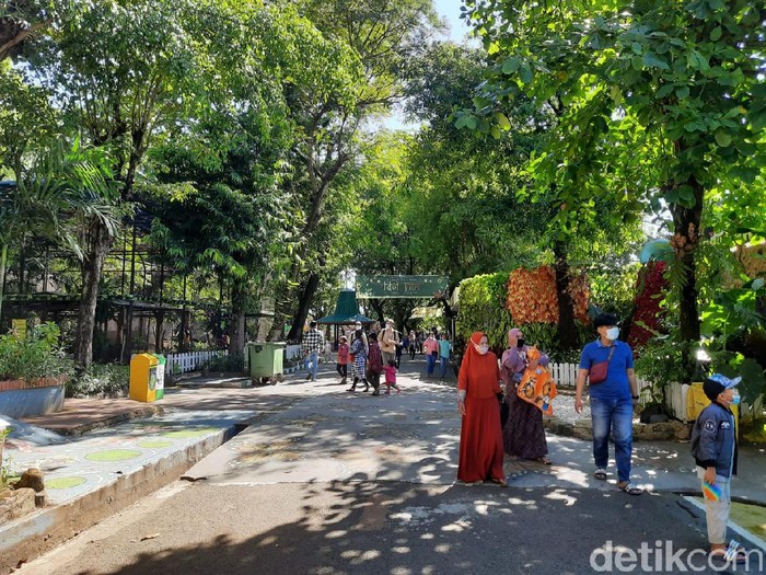 Puncak kunjungan ke Kebun Binatang Surabaya (KBS) di masa libur Lebaran 2021 diprediksi akan terjadi hari ini. Pengunjung diprediksi akan mencapai 5 ribu orang.