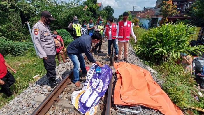 Seorang wanita tewas tertabrak KA Penataran. Saksi mata melihat, korban tampak jongkok di atas rel, ketika melihat KA tujuan Surabaya itu melintas.