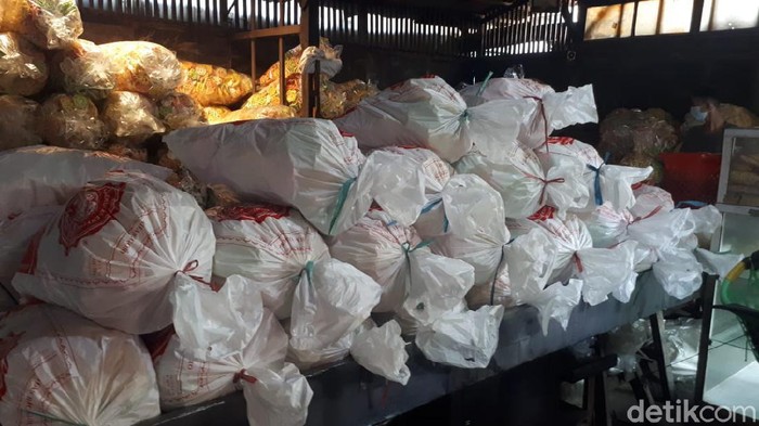 Salah satu oleh-oleh khas Bojonegoro yakni kerupuk Bangjo. Selama pandemi COVID-19, makanan ringan ini tetap diburu konsumen meski ada penurunan omzet.