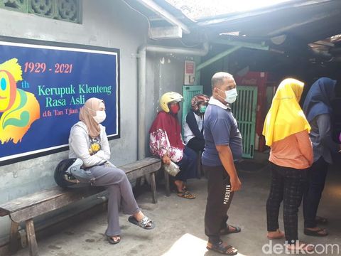 Salah satu oleh-oleh khas Bojonegoro yakni kerupuk Bangjo. Selama pandemi COVID-19, makanan ringan ini tetap diburu konsumen meski ada penurunan omzet.