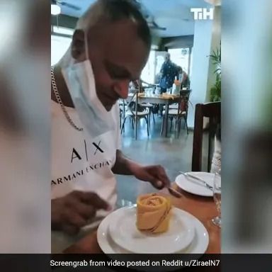 Kocak! Disangka Dessert, Pria Ini Hampir Makan Serbet di Restoran