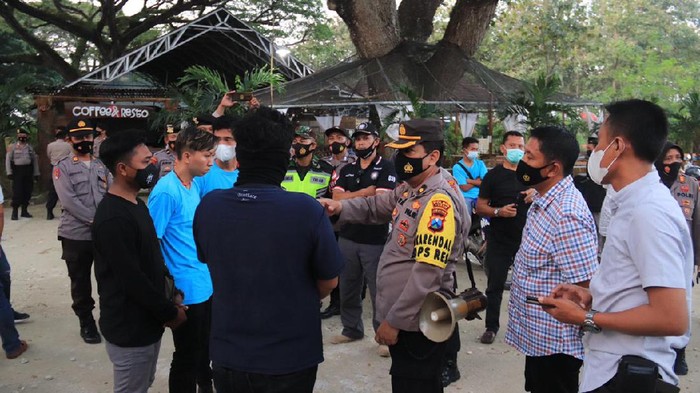 Kopdar komunitas di Tuban dibubarkan polisi. Selain karena tak mengantongi izin, saat ini juga masih pandemi COVID-19.