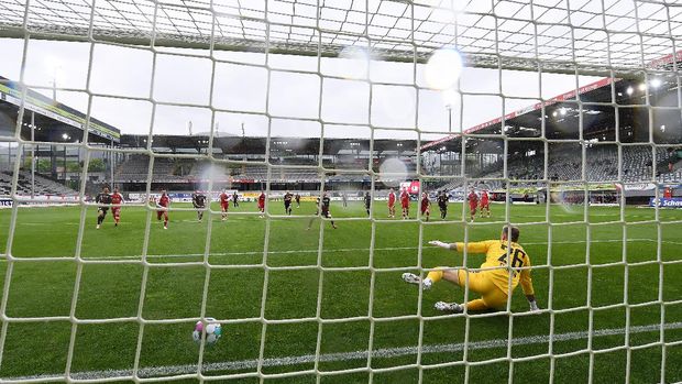 FREIBURG IM BREISGAU, GERMANY - MAY 15: Robert Lewandowski of FC Bayern Muenchen scores their side's first goal past Mark Flekken of Sport-Club Freiburg from the penalty spot scoring his 40th league goal, equalling the record for the most goals scored in a Bundesliga season during the Bundesliga match between Sport-Club Freiburg and FC Bayern Muenchen at Schwarzwald-Stadion on May 15, 2021 in Freiburg im Breisgau, Germany. Sporting stadiums around Germany remain under strict restrictions due to the Coronavirus Pandemic as Government social distancing laws prohibit fans inside venues resulting in games being played behind closed doors.  (Photo by Matthias Hangst/Getty Images)