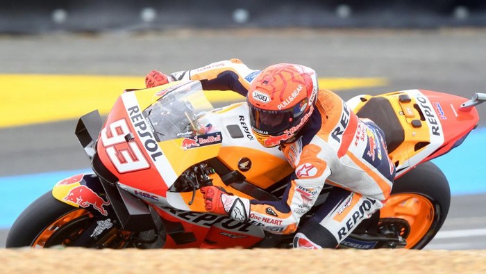 Repsol Honda Teams Spanish rider Marc Marquez steers his motorbike, during the Q2 qualifying session of the MotoGP, ahead of the French Moto GP Grand Prix in Le Mans, northwestern France, on May 15, 2021. (Photo by Jean-Francois MONIER / AFP)