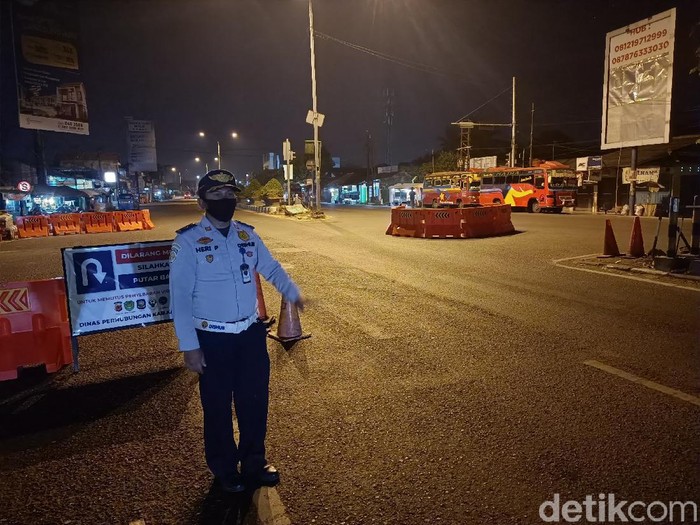 Mendengar cerita petugas penyekatan di Karawang yang rela tak mudik demi tugas