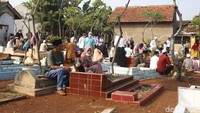 Namun, masih banyak warga yang tetap nekat berziarah kubur dan terjadi kerumunan.