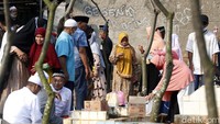 Beberapa warga bahkan tidak memakai masker dengan benar.