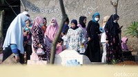 Kebijakan ini tertuang dalam Surat Edaran nomor 451/3725/Setda.Kessos. Penerbitan kebijakan ini sebagai penyelarasan terkait pengendalian aktivitas masyarakat menjelang hari raya Idul Fitri 1442 H di masa pandemi COVID-19 dan Pembatasan Pemberlakuan Kegiatan Masyarakat (PPKM) di wilayah Kota Bekasi.