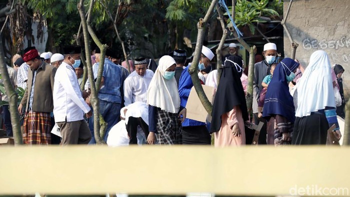 Meski Dilarang, Warga Bekasi Nekat Berkerumun Saat Berziarah Untuk menghindari kerumunan, Warga Kota Bekasi dilarang melakukan kegiatan ziarah kubur di TPU se-Kota Bekasi. Namun masih banyak warga tetap berziarah.