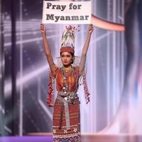 Mahasiswi University of East Yangon ini akhirnya memakai kostum yang merepresentasikan etnis Chi. Salah satu suku di Myanmar. Saat tampil, ia membawa kertas bertulisan Pray for Myanmar. Foto: Instagram/@thuzar_wintlwin