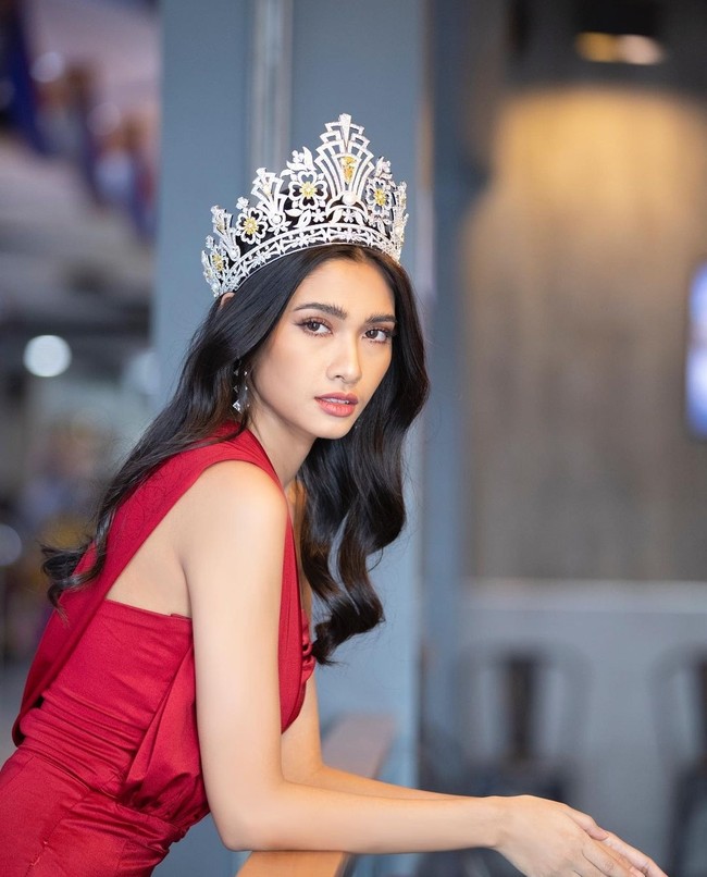 Namun seminggu setelah kejadian itu, kopernya tidak juga datang. Alhasil Thuzar harus putar otak bagaimana agar tetap bisa berlaga di ajang Miss Universe dengan busana yang terbatas. Foto: Instagram/@thuzar_wintlwin