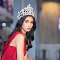 Namun seminggu setelah kejadian itu, kopernya tidak juga datang. Alhasil Thuzar harus putar otak bagaimana agar tetap bisa berlaga di ajang Miss Universe dengan busana yang terbatas. Foto: Instagram/@thuzar_wintlwin