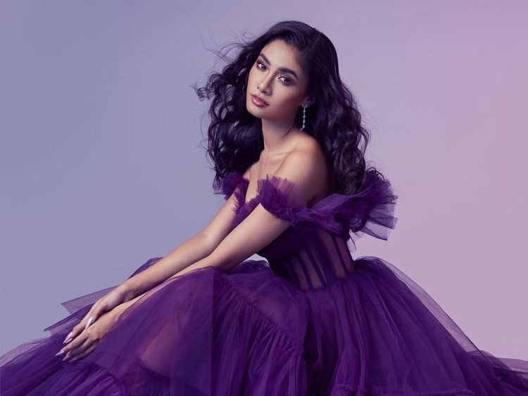 10 Potret Miss Myanmar Kehilangan Koper, Pakai Baju Pinjaman di Miss Universe