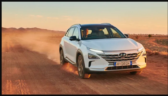 Mobil bertenaga hidrogen tak hanya berbentuk sedan. Kini, Hyundai mengeluarkan mobil SUV bertenaga hidrogen. Namanya Hyundai Nexo.