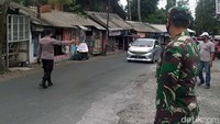 Kendaraan disekat di Jalan Raya Cipanas tepatnya di depan Puskesmas Cipanas.
