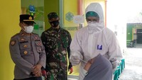 Petugas gabungan TNI-Polri dan Satpol PP terlihat berjaga di lokasi. Selain melakukan penyekatan, petugas juga melakukan Rapid Test Antigen terhadap sampel acak.