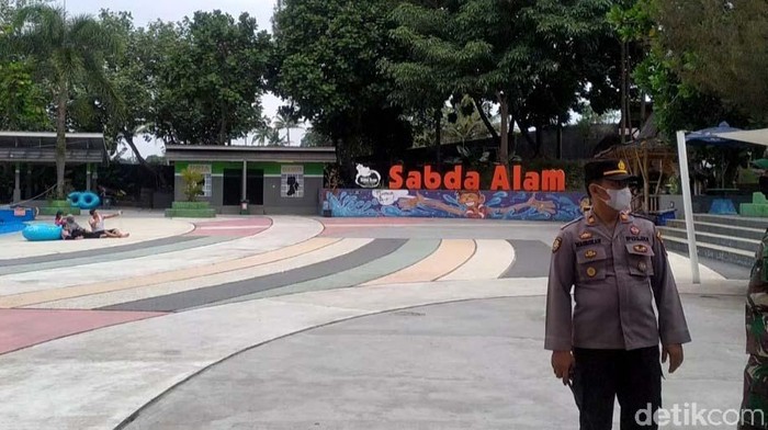 Objek Wisata Cipanas Garut Ditutup, Pengunjung Putar Balik Objek wisata Cipanas, Garut ditutup karena terjadi lonjakan wisatawan. Sejumlah kendaraan pengunjung pun dipaksa putar balik.