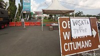Petugas menghalau semua kendaraan agar tidak masuk ke kawasan objek wisata Pangandaran. Penjagaan ketat juga dilakukan di gerbang masuk Parapat.