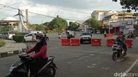 Bahkan warga Pangandaran yang hendak pulang ke wilayah lain di dalam kabupaten pun harus menjalani pemeriksaan yang ketat. Selain itu penjagaan ketat juga dilakukan di gerbang utama menuju Pantai Pangandaran. 