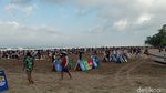 Penampakan Kerumunan di Pantai Pangandaran yang Masih Membeludak