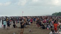 Pantauan di kawasan wisata pantai, suasana masih cukup ramai. Ribuan wisatawan terlihat menikmati suasana pagi di Pantai Barat Pangandaran. Sebagian asyik berenang dan sebagian lainnya bercengkerama di pinggir pantai.